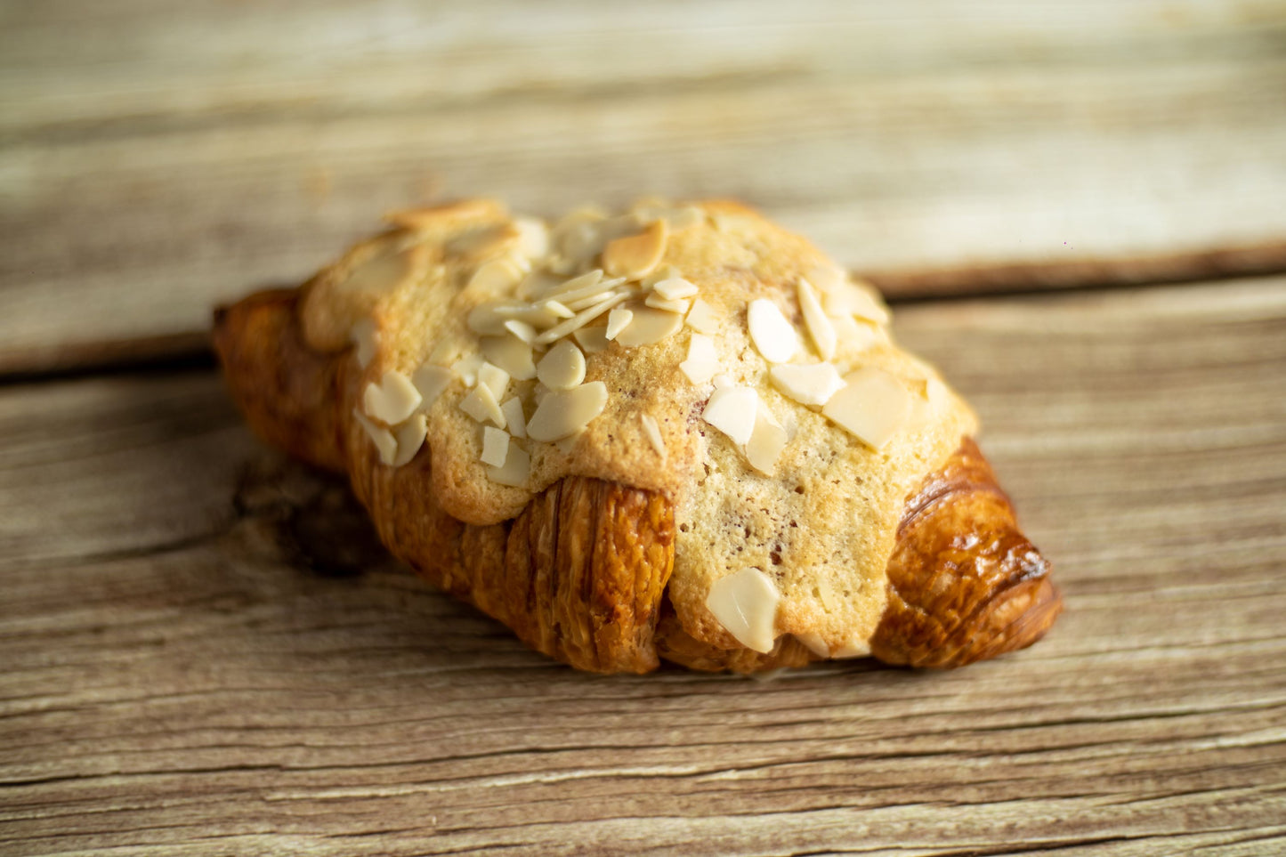 Croissant almond アーモンドクロワッサン