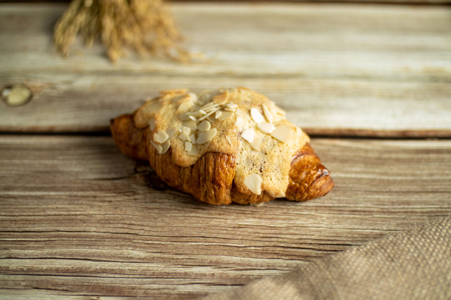 Croissant almond アーモンドクロワッサン