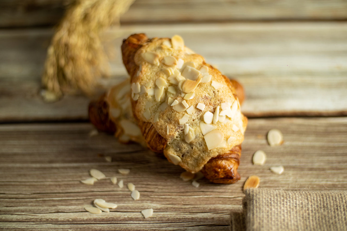 Croissant almond アーモンドクロワッサン